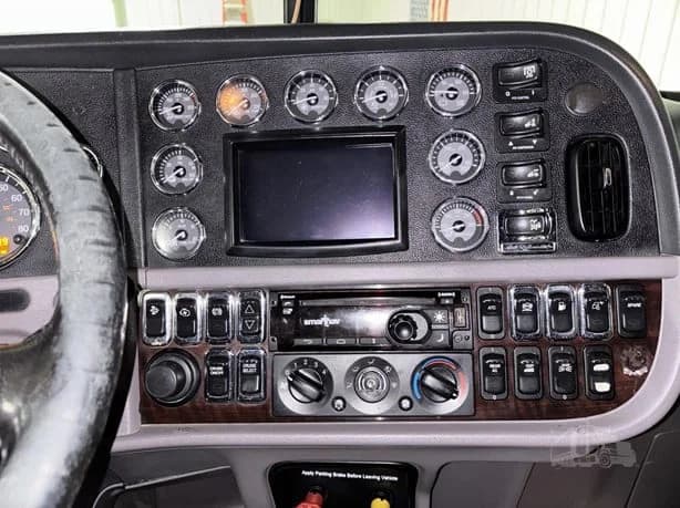 2019 Peterbilt 389 in Hartford, SD — photo 18