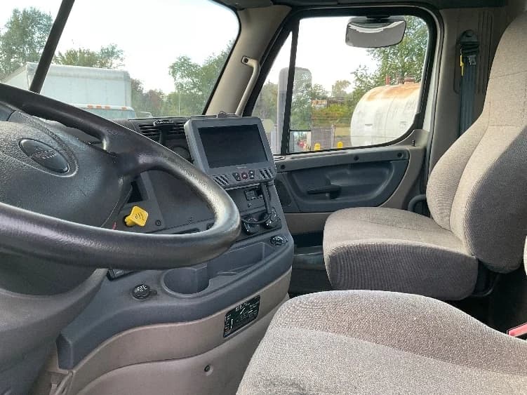 2018 Freightliner Cascadia in Milford, DE — photo 10