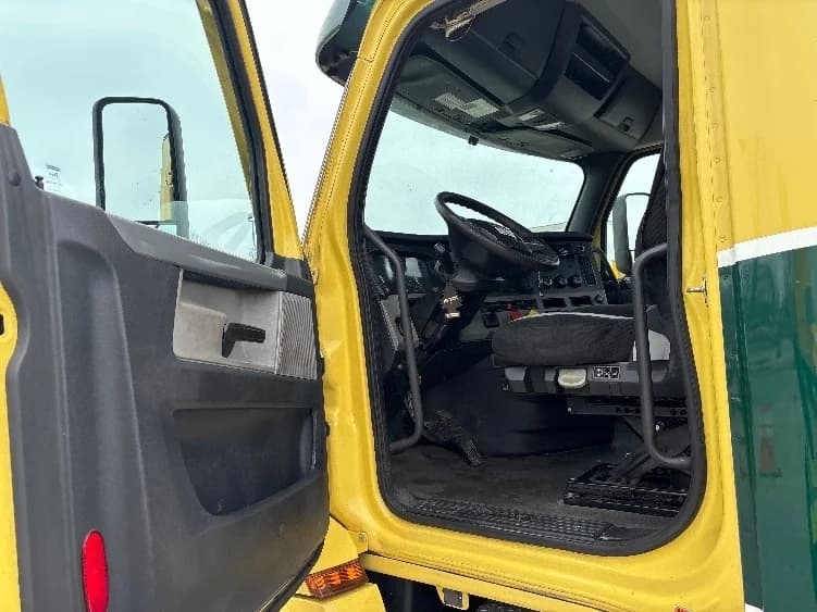 2021 Freightliner Cascadia in Hammond, LA — photo 9