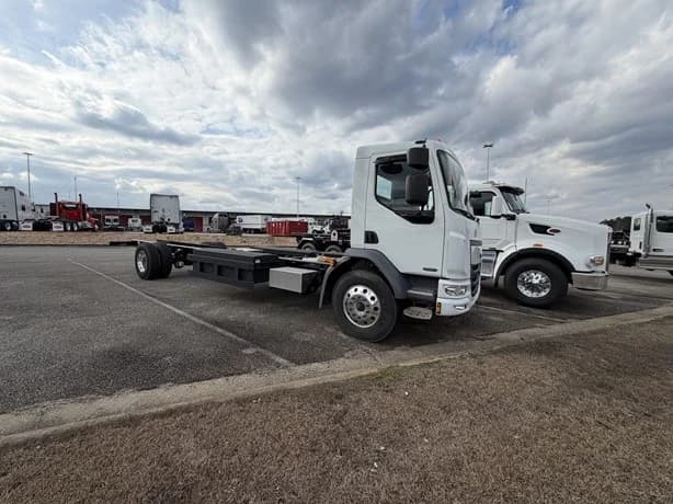 2025 Peterbilt 220EV in GA — photo 2