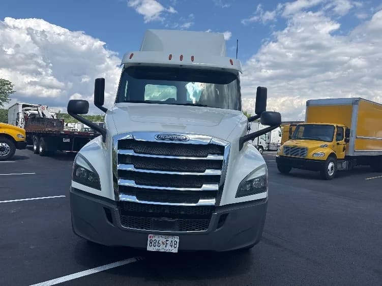 2019 Freightliner Cascadia in Jessup, MD — photo 2