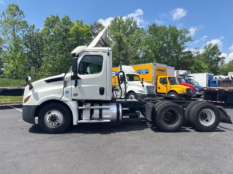 2019 Freightliner Cascadia in Jessup, MD — photo 4