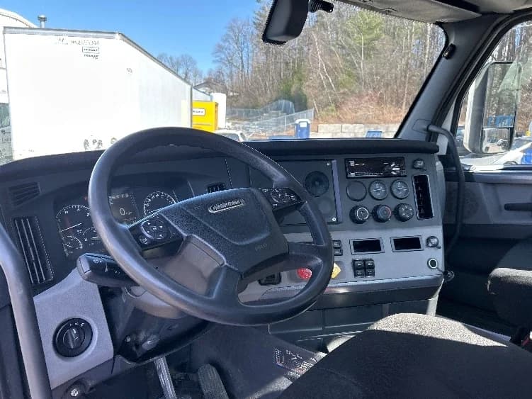 2019 Freightliner Cascadia in Auburn, MA — photo 10