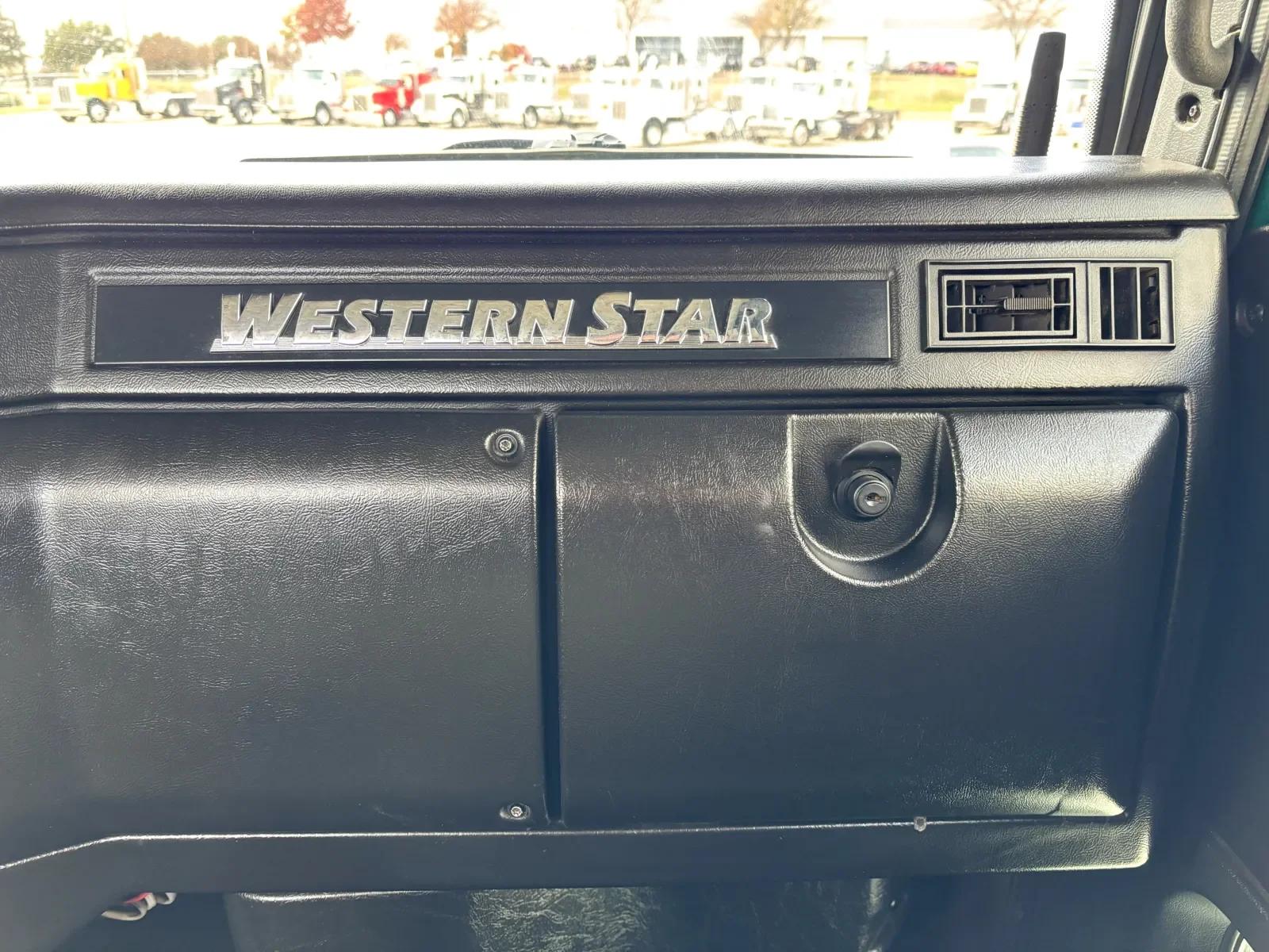 2022 Western Star 4900 in Hutchins, TX — photo 18