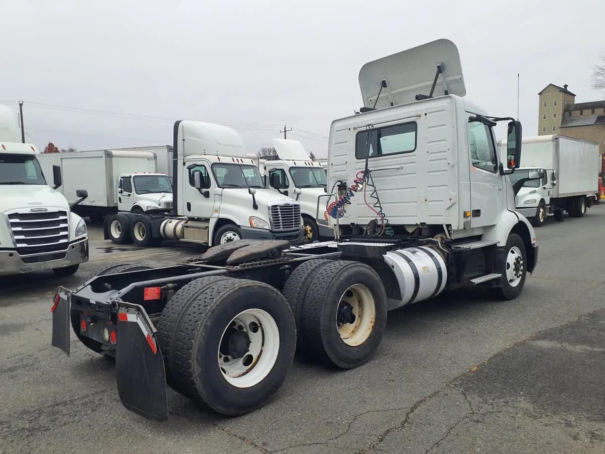 2019 Volvo VNL 860 in Kearny, NJ — photo 4
