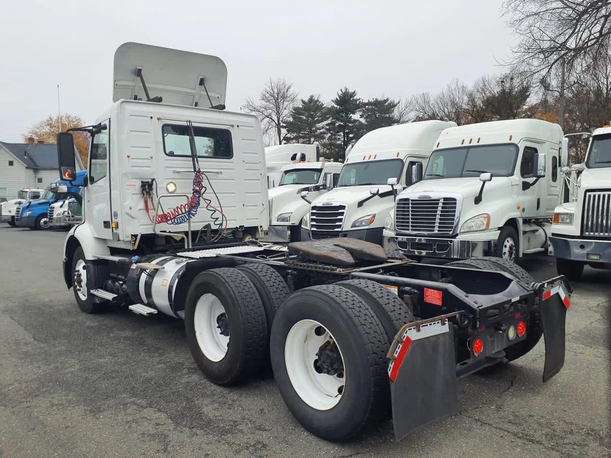 2019 Volvo VNL 860 in Kearny, NJ — photo 6