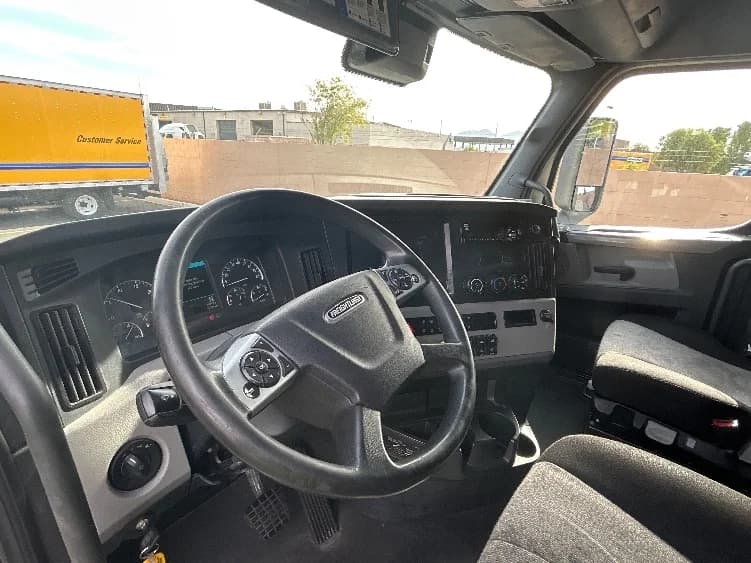 2021 Freightliner Cascadia in Las Vegas, NV — photo 10
