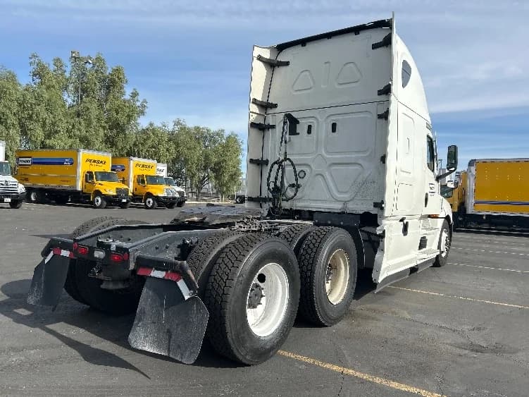 2021 Freightliner Cascadia in Las Vegas, NV — photo 7