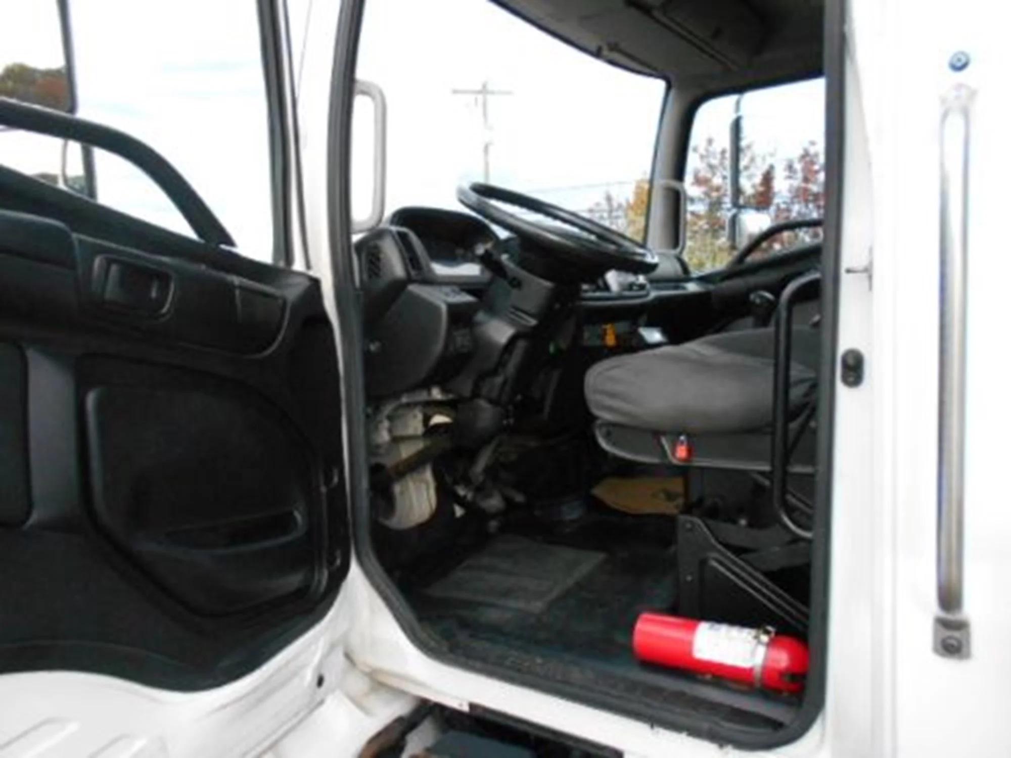 2020 Hino 268 — photo 6