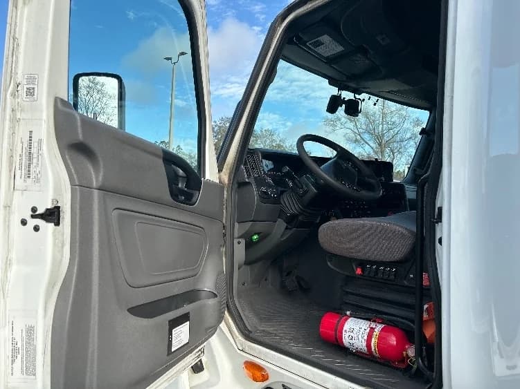 2023 International LT in Jacksonville, FL — photo 9