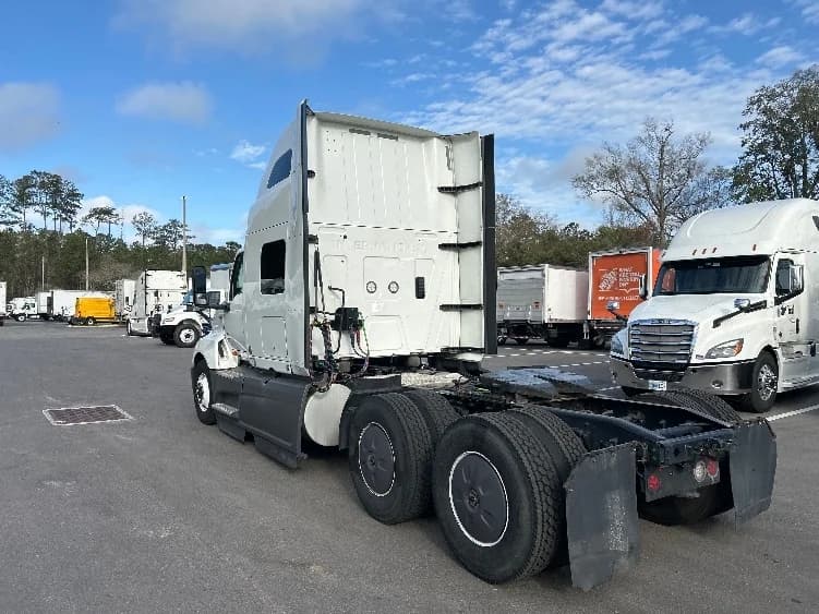 2023 International LT in Jacksonville, FL — photo 5