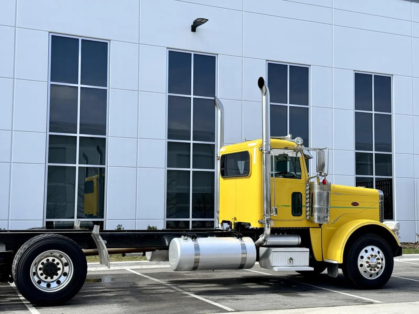 2016 Peterbilt 389 in New Lenox, IL — photo 7