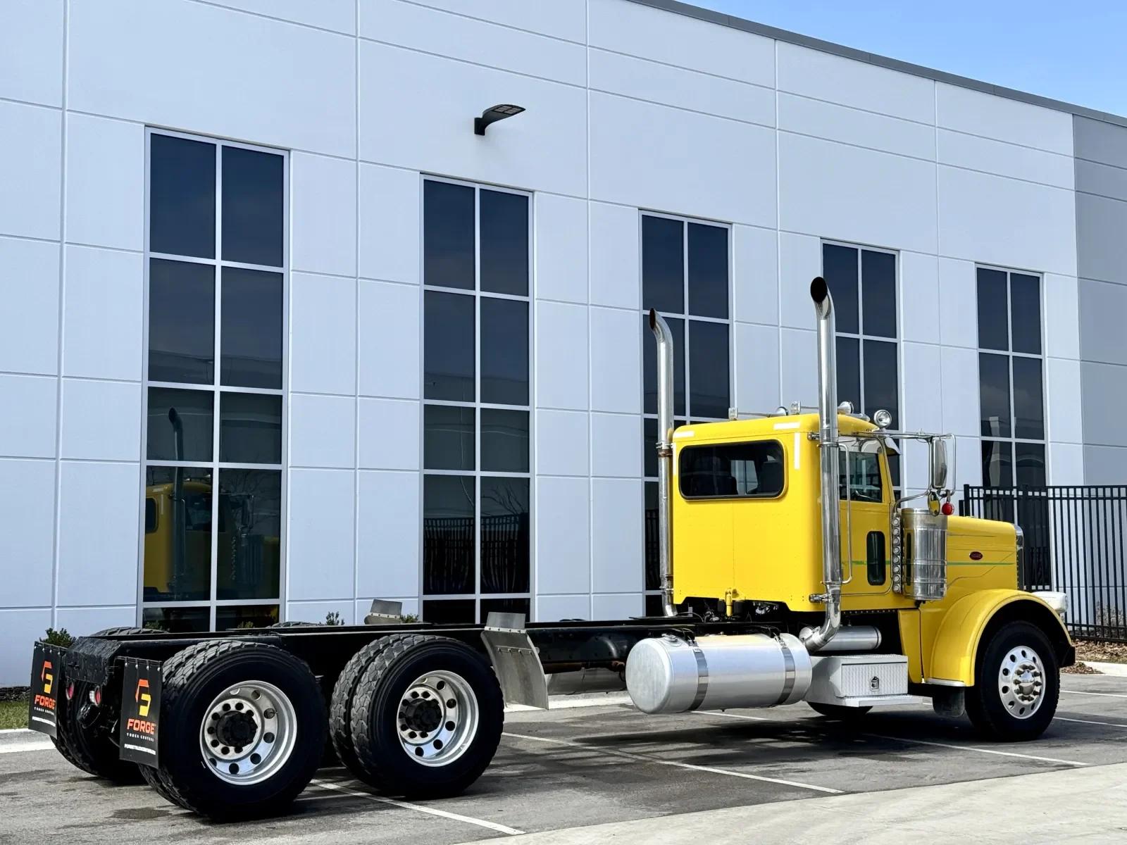 2016 Peterbilt 389 in New Lenox, IL — photo 5