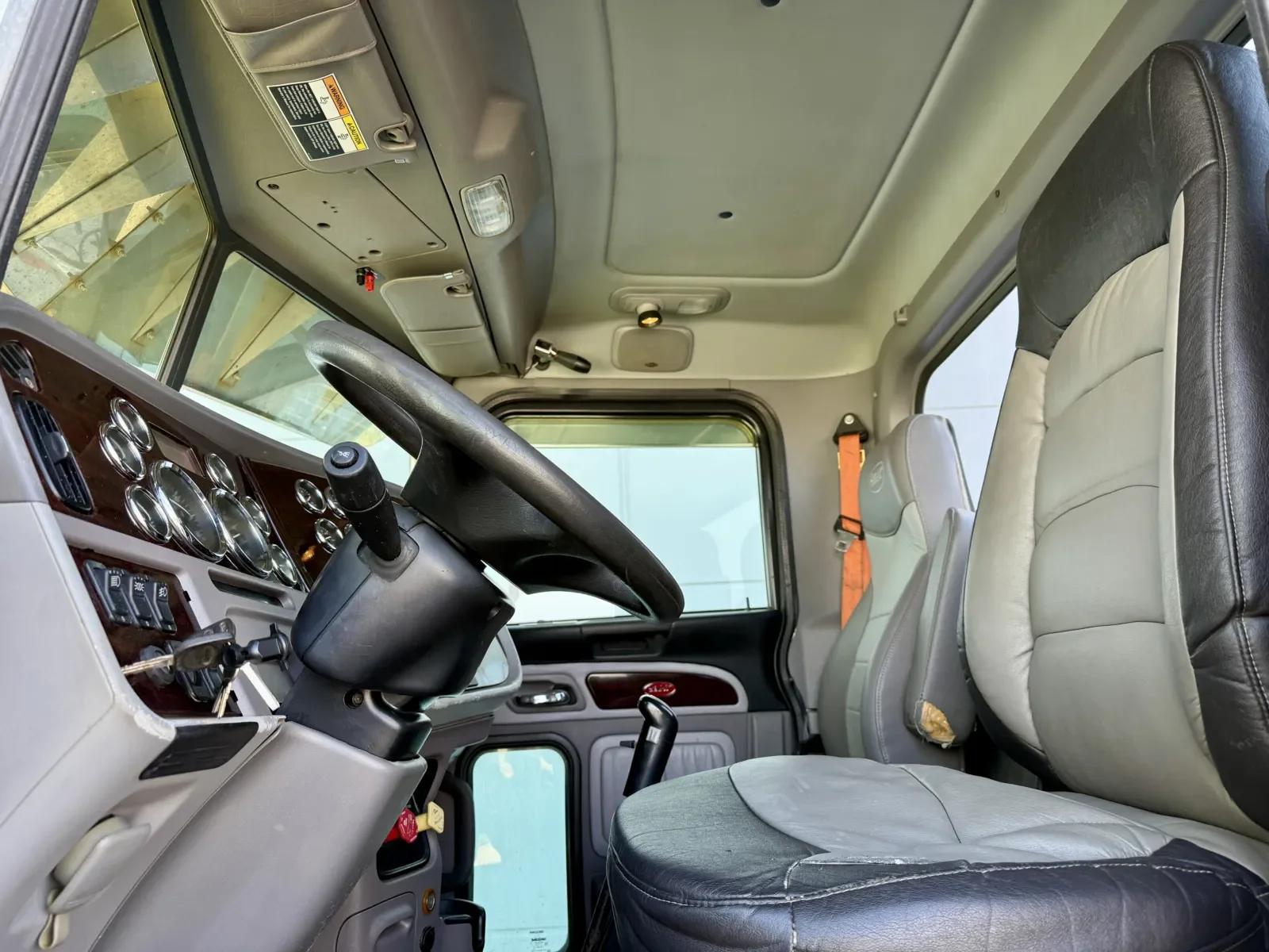 2016 Peterbilt 389 in New Lenox, IL — photo 14