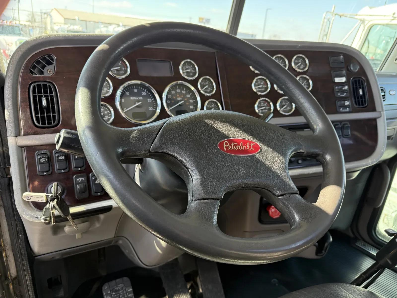 2016 Peterbilt 389 in New Lenox, IL — photo 15