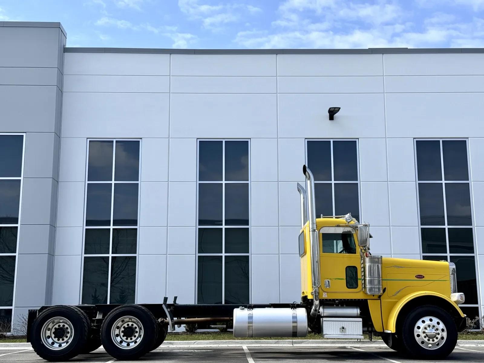 2016 Peterbilt 389 in New Lenox, IL — photo 3