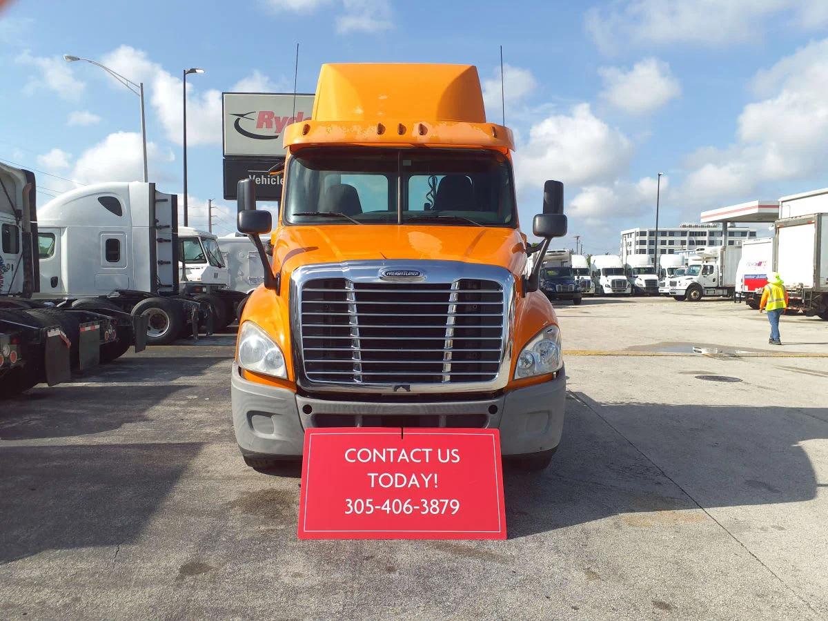 2015 Freightliner Cascadia in Miami, FL — photo 2