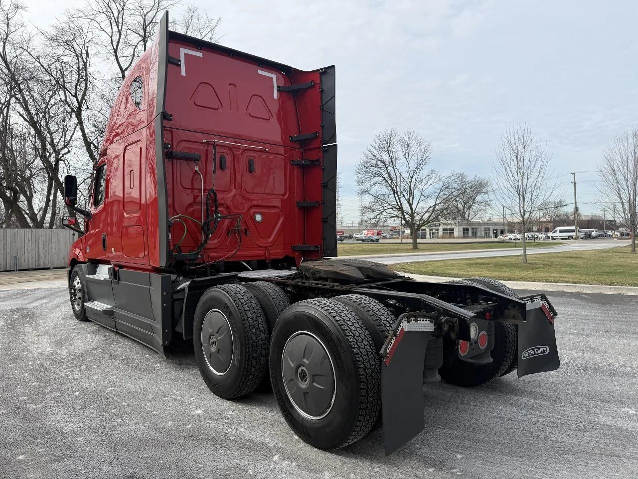 2023 Freightliner Cascadia in Frontage Road Shorewood, IL — photo 7