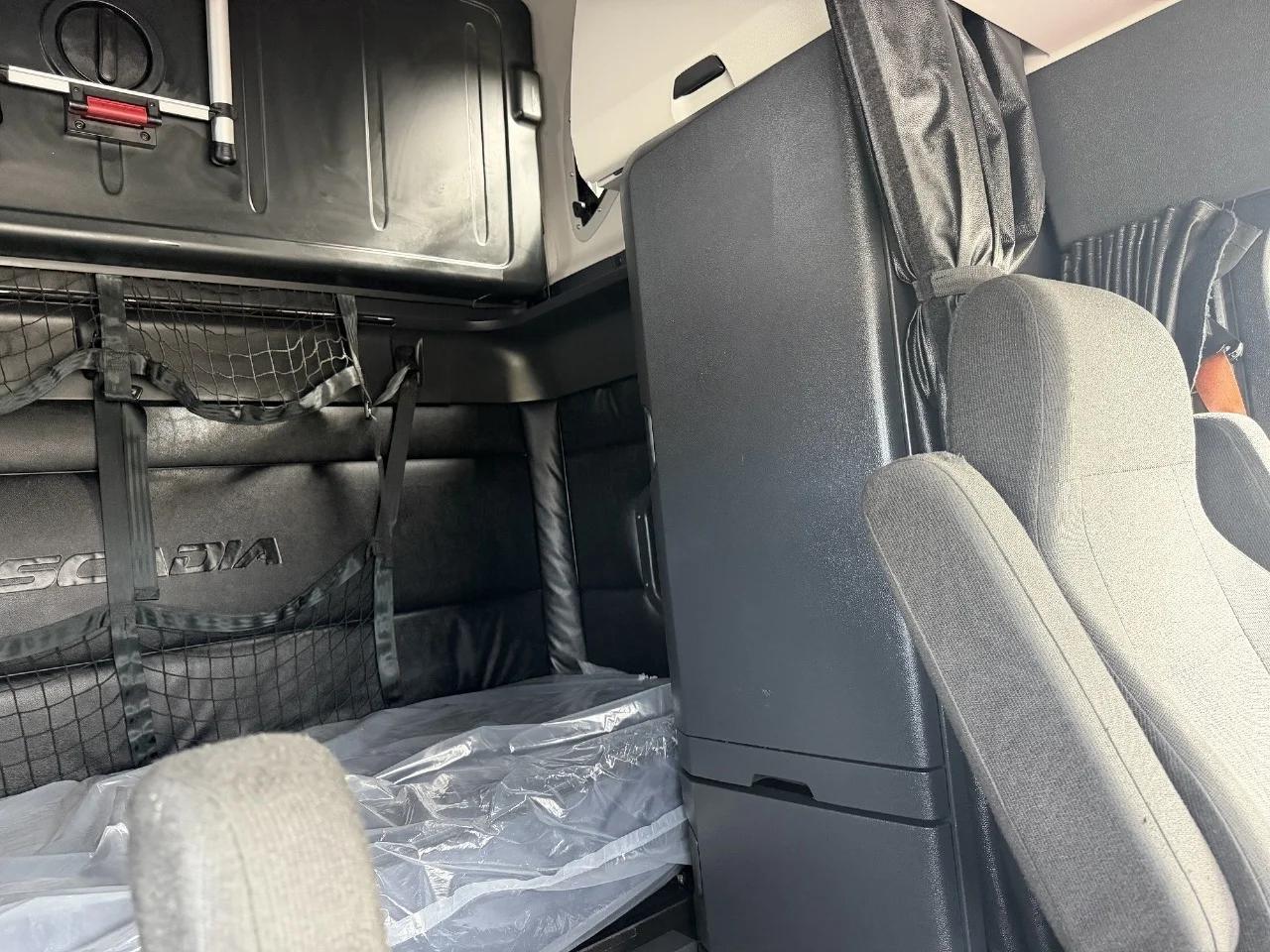 2023 Freightliner Cascadia in Frontage Road Shorewood, IL — photo 11