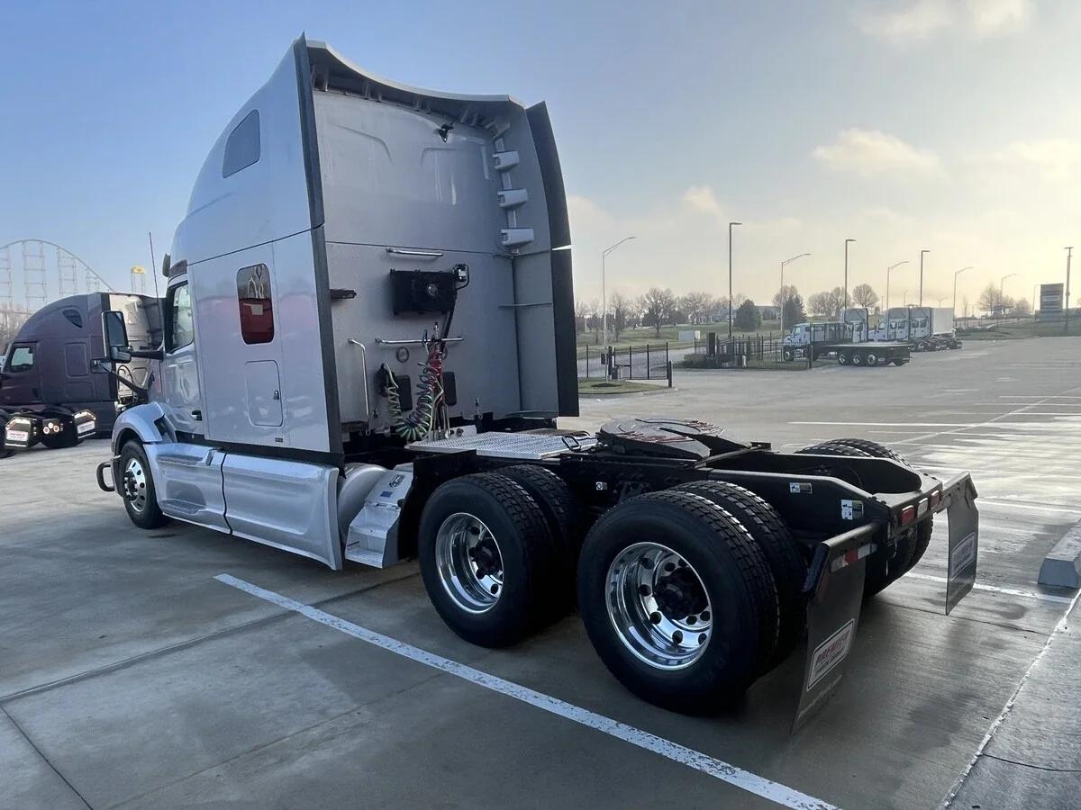 2023 Peterbilt 579 in Kansas City, MO — photo 4