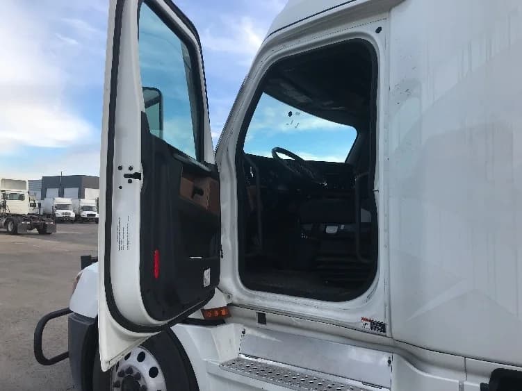 2022 Freightliner Cascadia in Chicago (Melrose Park), IL — photo 9