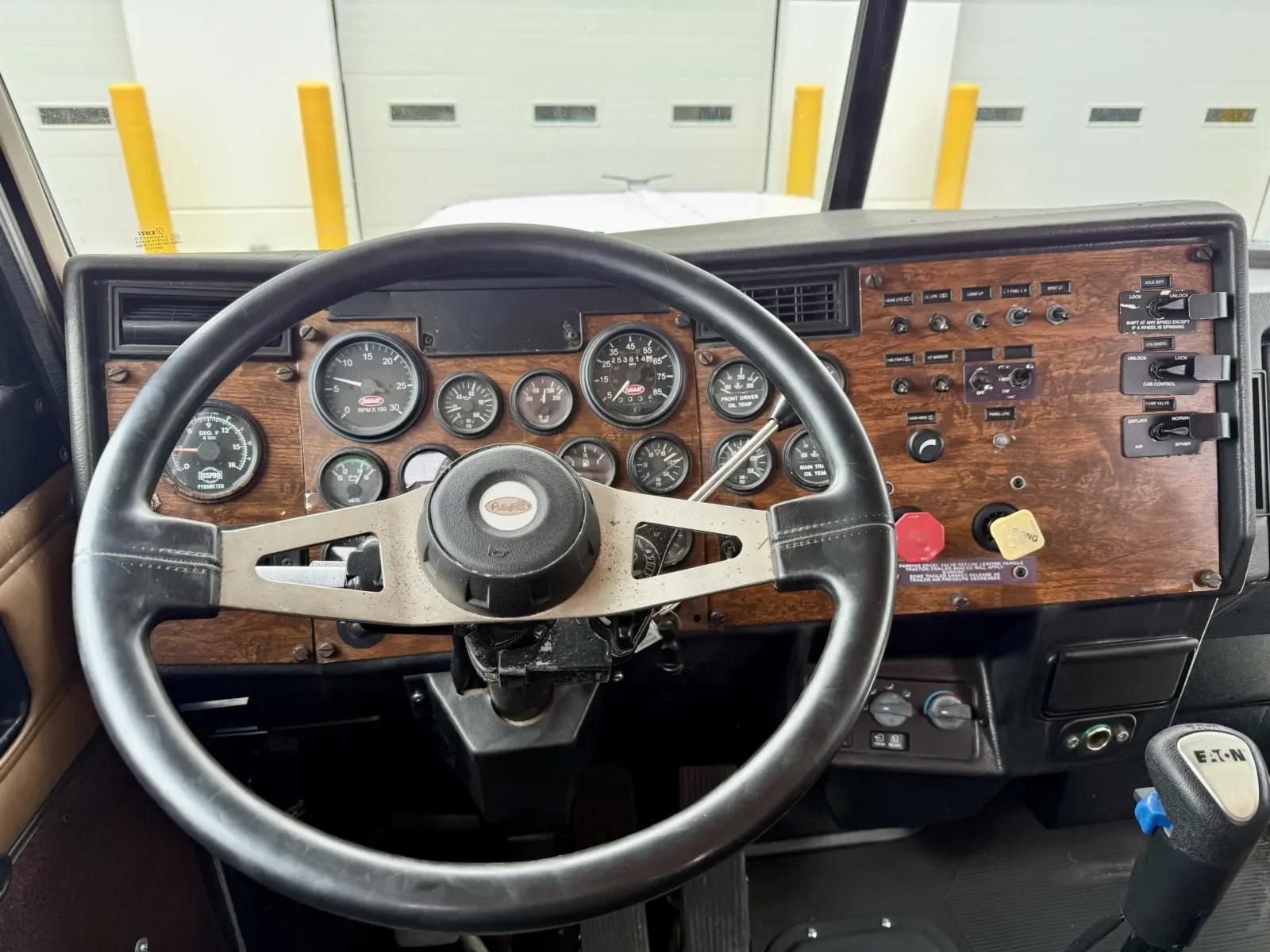 1998 Peterbilt 379 in New Lenox, IL — photo 16