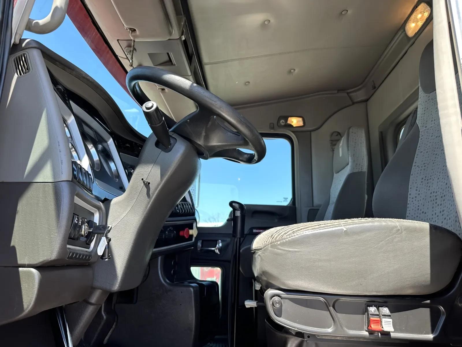 2012 Kenworth T800 in New Lenox, IL — photo 14