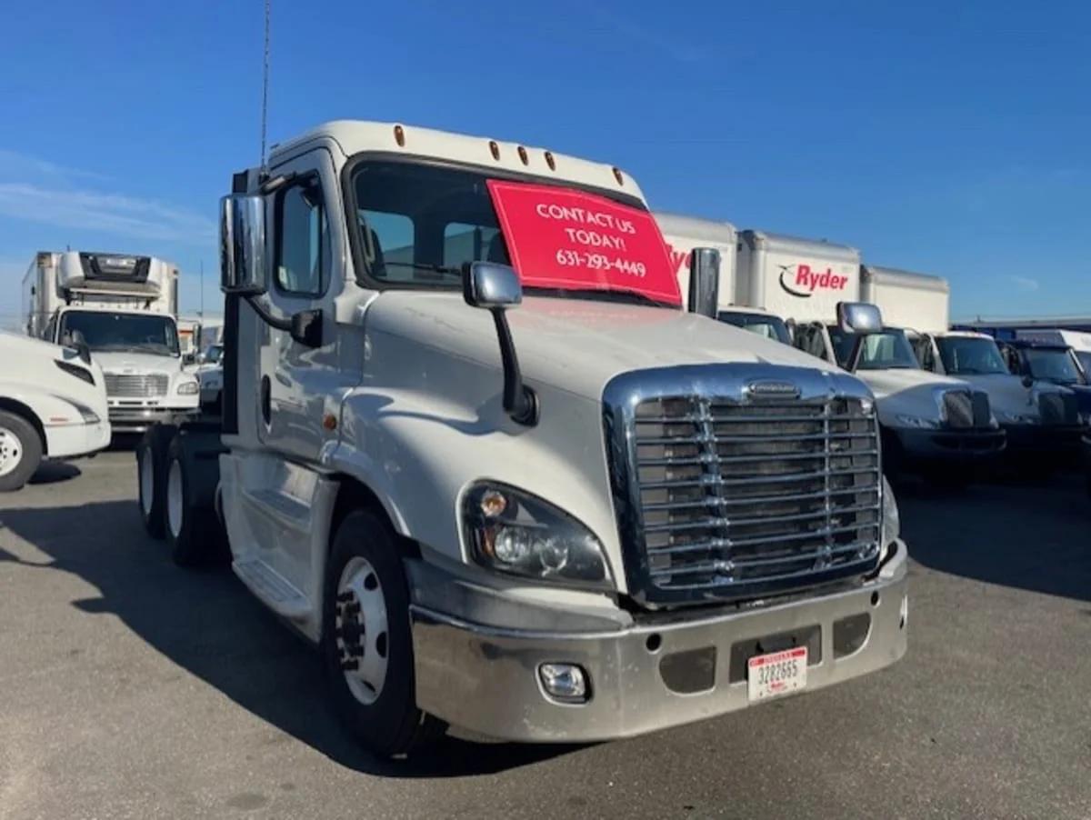2018 Freightliner Cascadia in Farmingdale, NY — photo 3