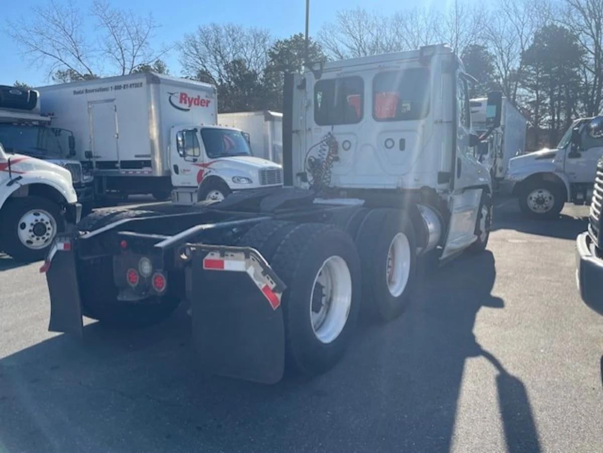 2018 Freightliner Cascadia in Farmingdale, NY — photo 4
