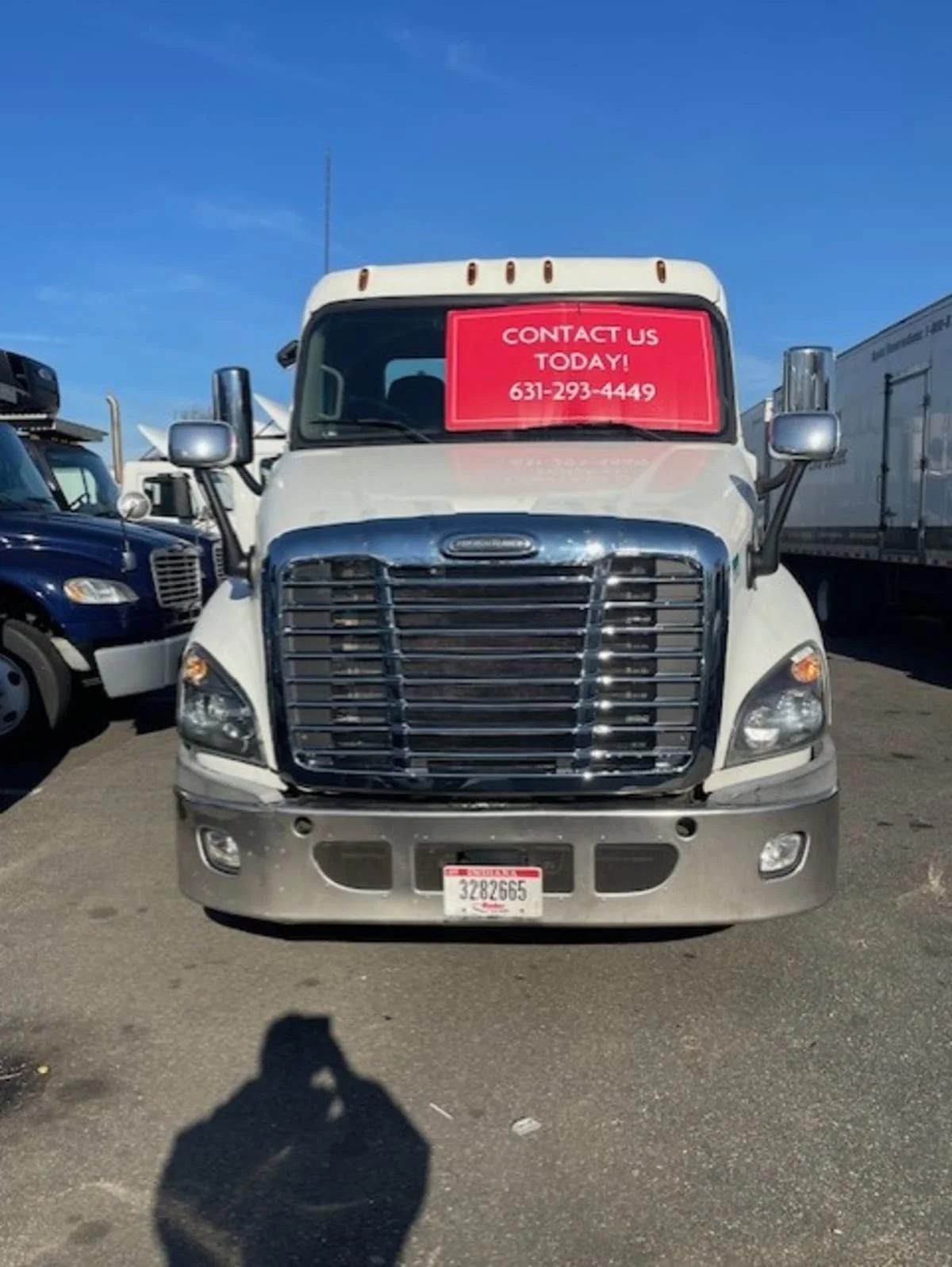 2018 Freightliner Cascadia in Farmingdale, NY — photo 2