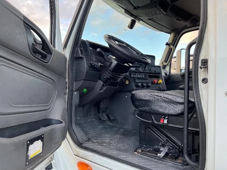 2019 International LT in Piqua, OH — photo 9