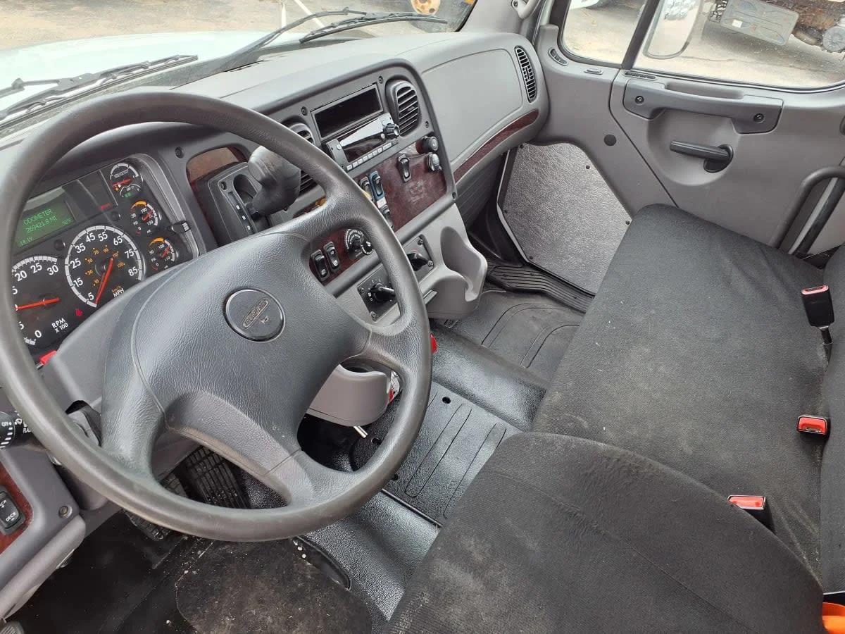 2019 Freightliner M2 106 in Warwick, RI — photo 7