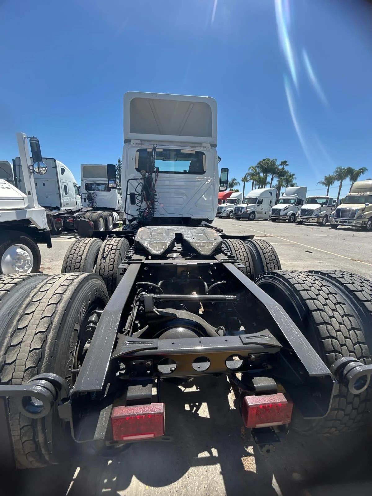 2018 International LT in Pomona, CA — photo 5