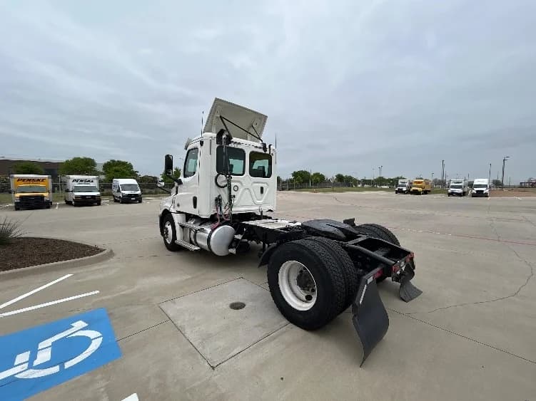 2020 Freightliner Cascadia in Fort Worth, TX — photo 5