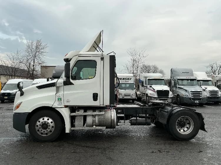 2020 Freightliner Cascadia in Linden, NJ — photo 4