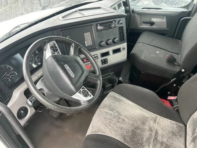 2020 Freightliner Cascadia in Linden, NJ — photo 10
