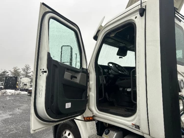 2020 Freightliner Cascadia in Linden, NJ — photo 9