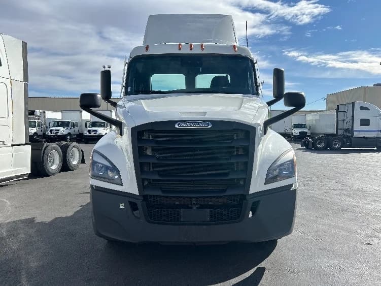 2021 Freightliner Cascadia in Las Vegas, NV — photo 2