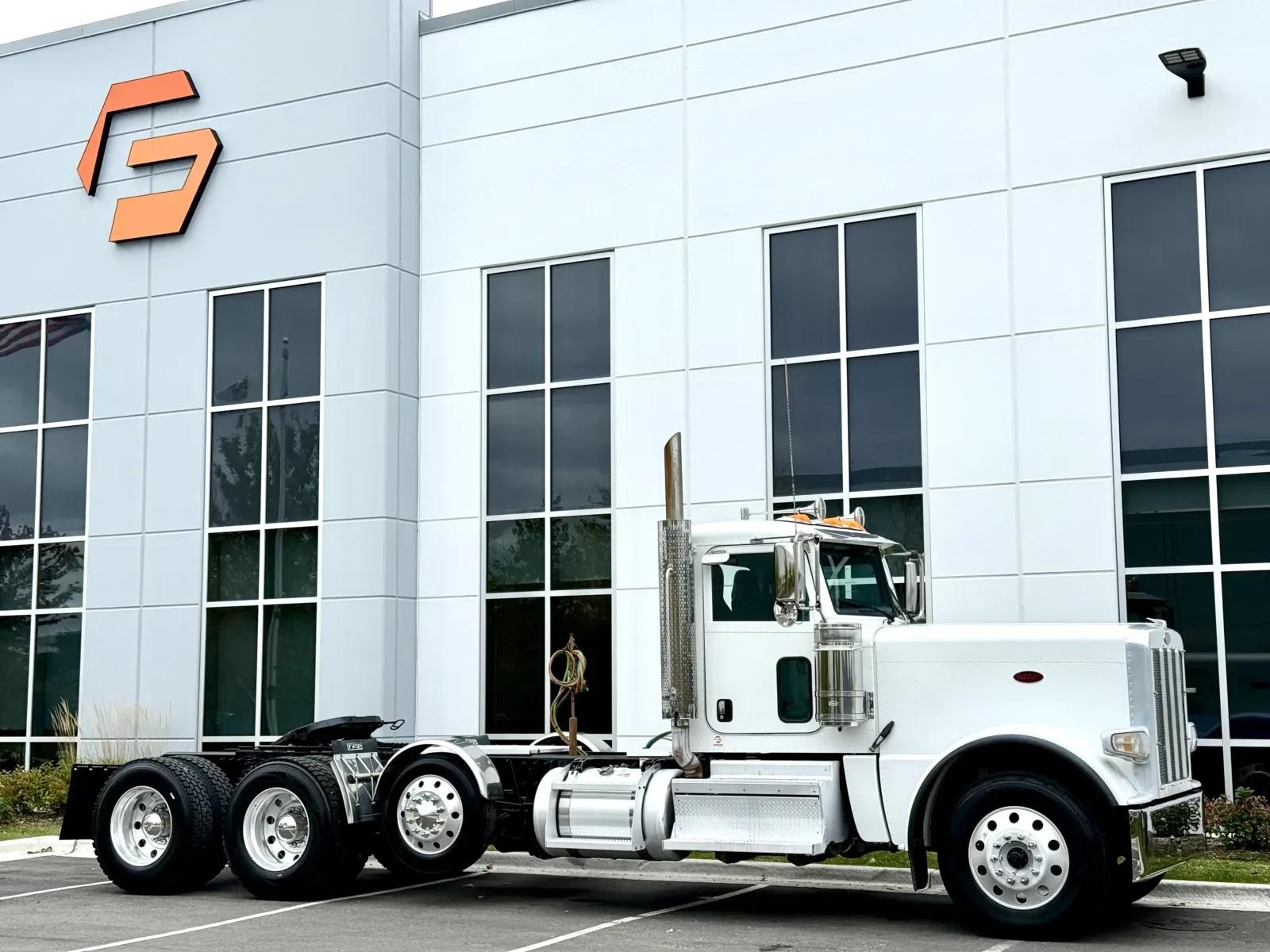 2020 Peterbilt 389 in New Lenox, IL — photo 2