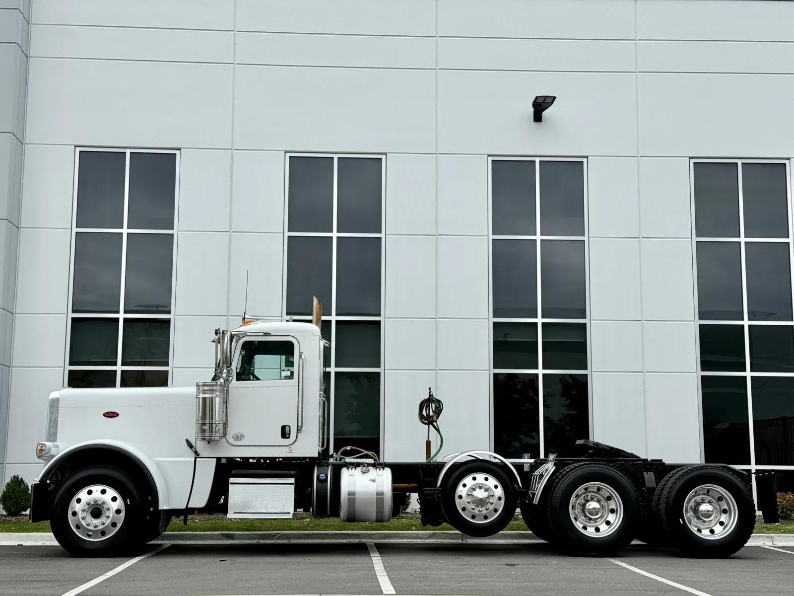 2020 Peterbilt 389 in New Lenox, IL — photo 4
