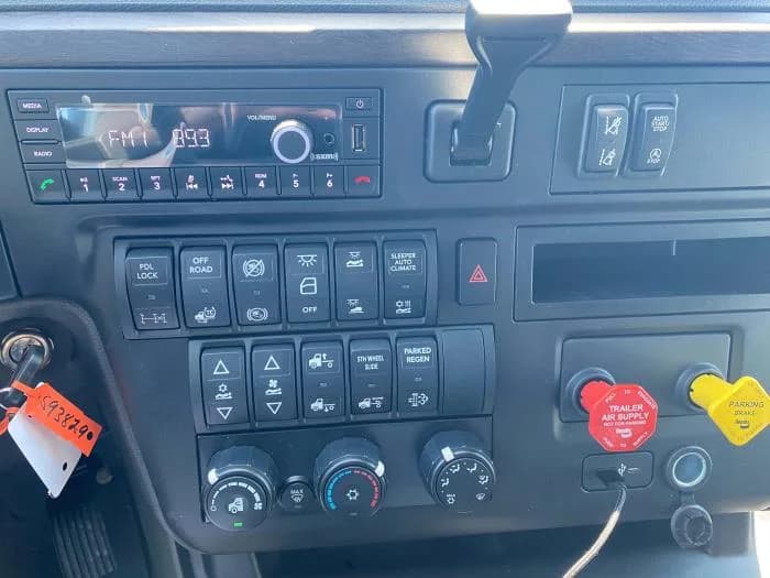 2026 International LT in Kansas City, MO — photo 10