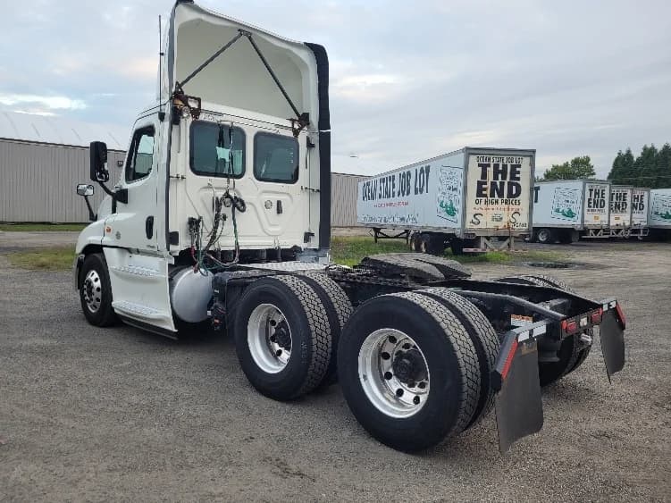 2019 Freightliner Cascadia in Fitchburg, MA — photo 5