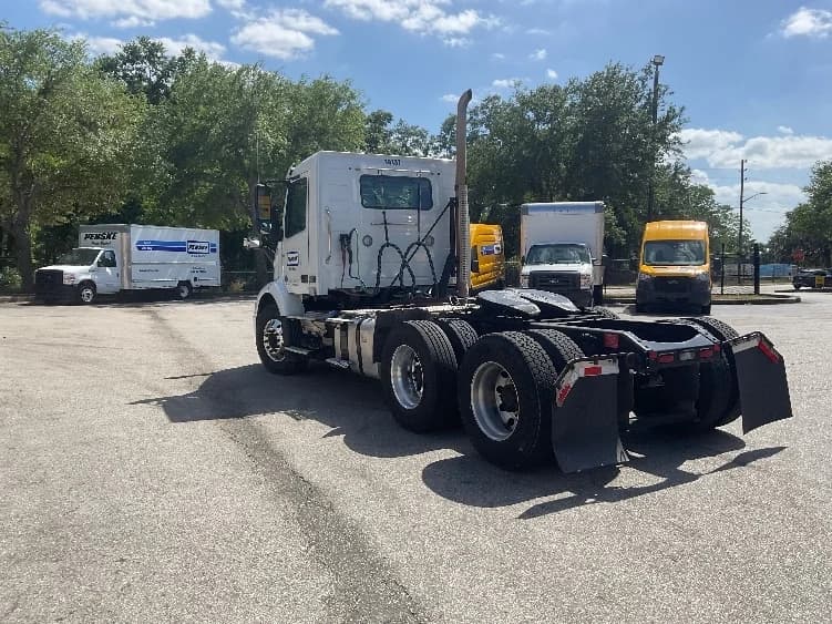 2019 Volvo VNR 640 in Tampa, FL — photo 5