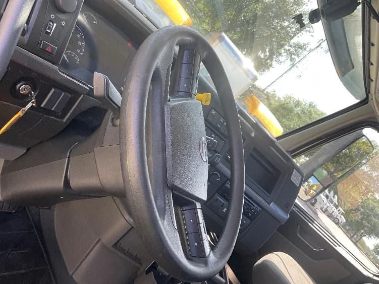 2019 Volvo VNR 640 in Tampa, FL — photo 10
