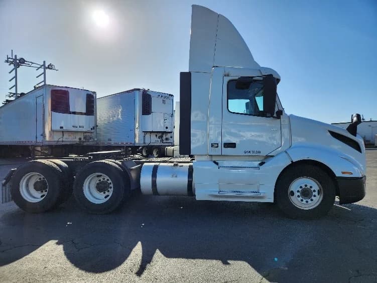 2019 Volvo VNL 300 in Kent, WA — photo 8