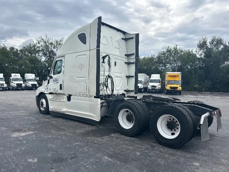 2022 Freightliner Cascadia in Salem, VA — photo 5