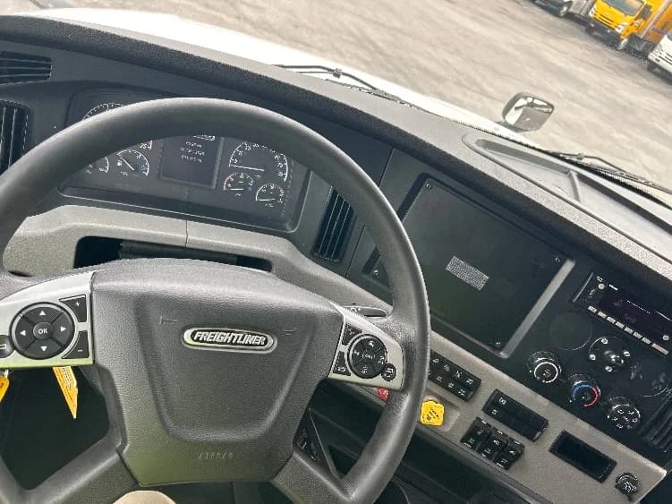 2022 Freightliner Cascadia in Salem, VA — photo 10