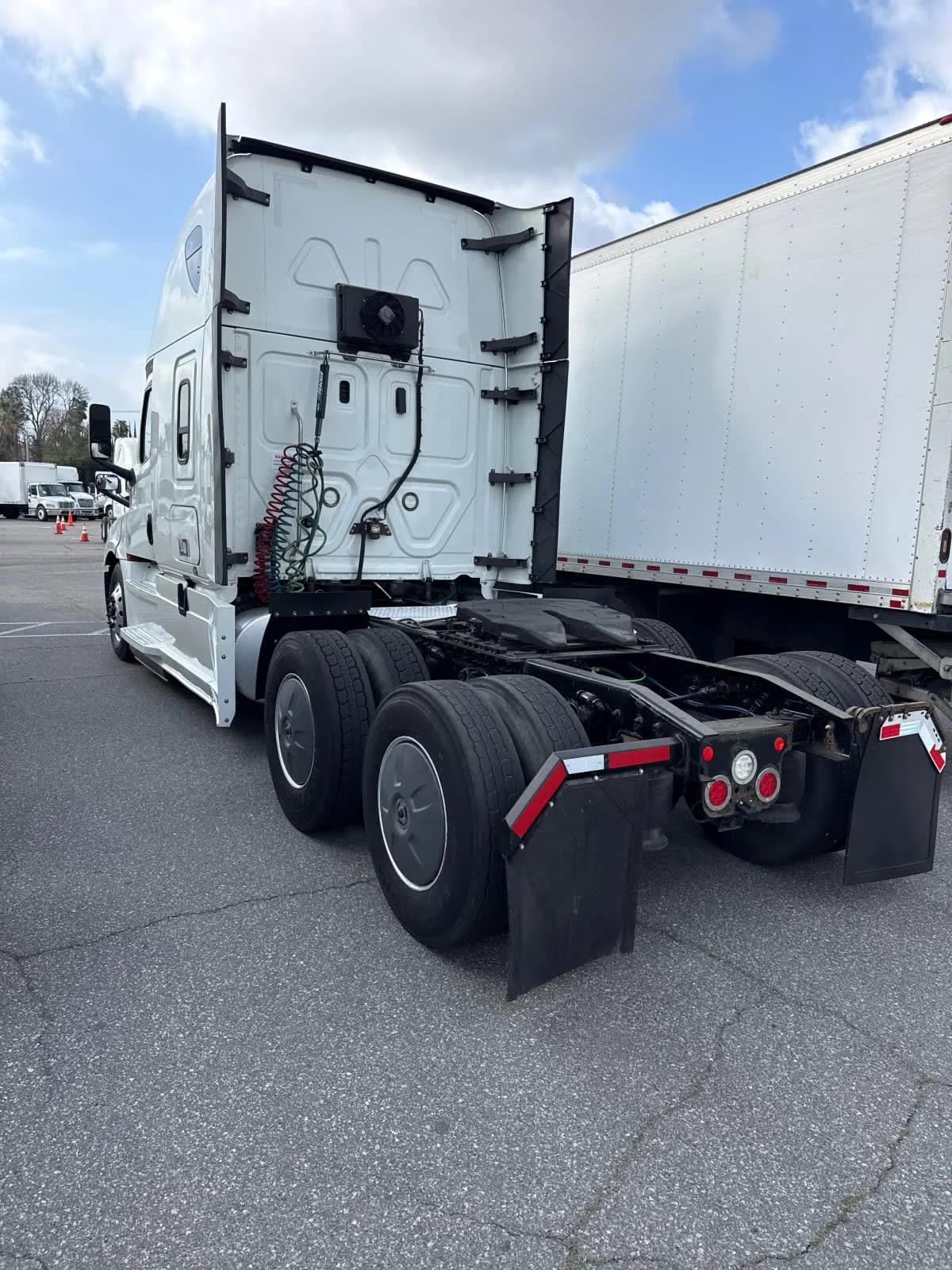 2019 Freightliner Cascadia in Pomona, CA — photo 6
