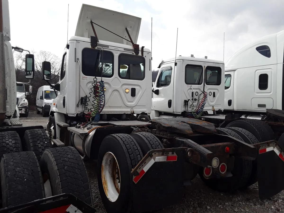 2017 Freightliner Cascadia in Pittsburgh, PA — photo 6