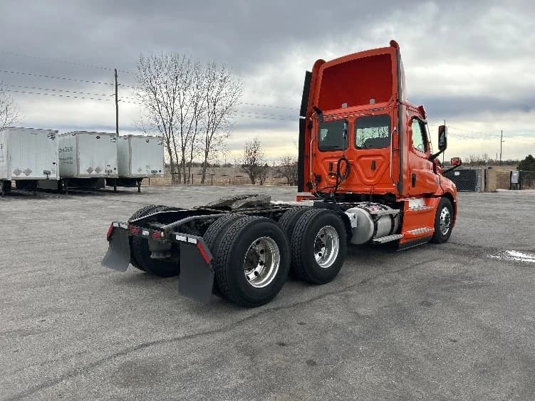 2020 Freightliner Cascadia in Peosta, IA — photo 7